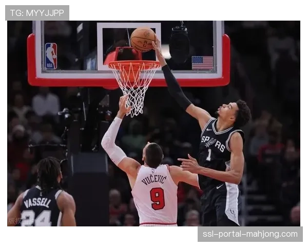 文班亚马底线突破，面对三人封盖完成逆天隔扣引爆马刺主场